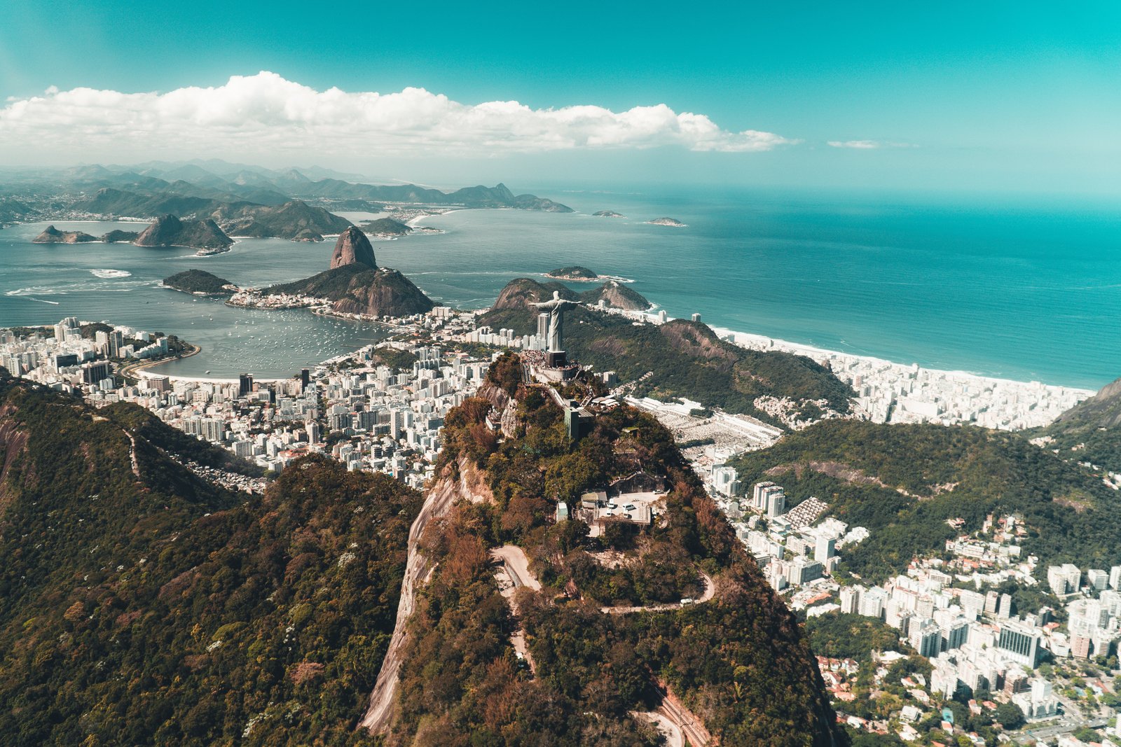 Explorando o Brasil: 7 Dicas de Lugares para Homens que Viajam Sozinhos